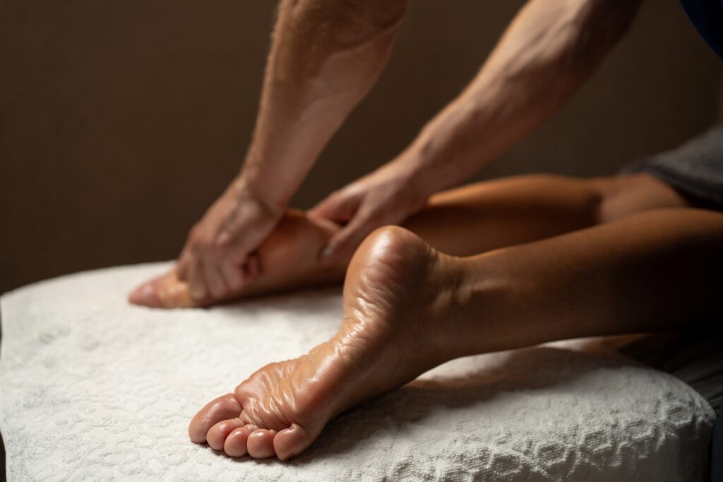 massage,therapist,performing,reflexology,on,a,woman's,foot,in,a